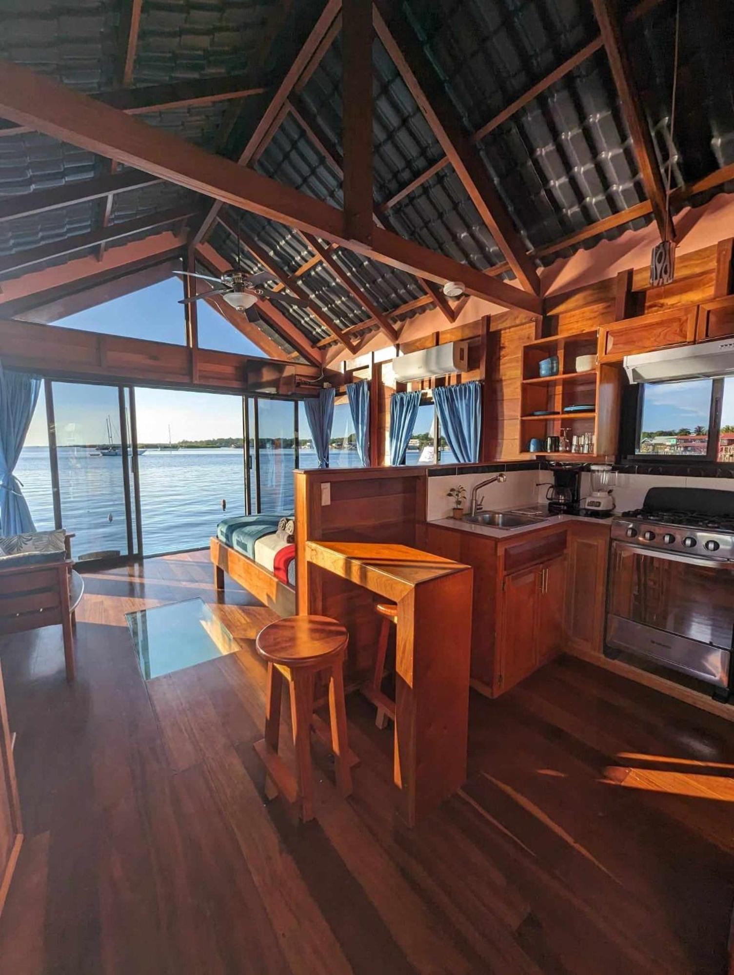 Barrbra Bnb Over The Sea Bocas Town Exterior photo